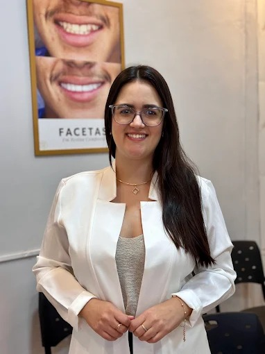 Dra. Sarah Mongin em seu consultório